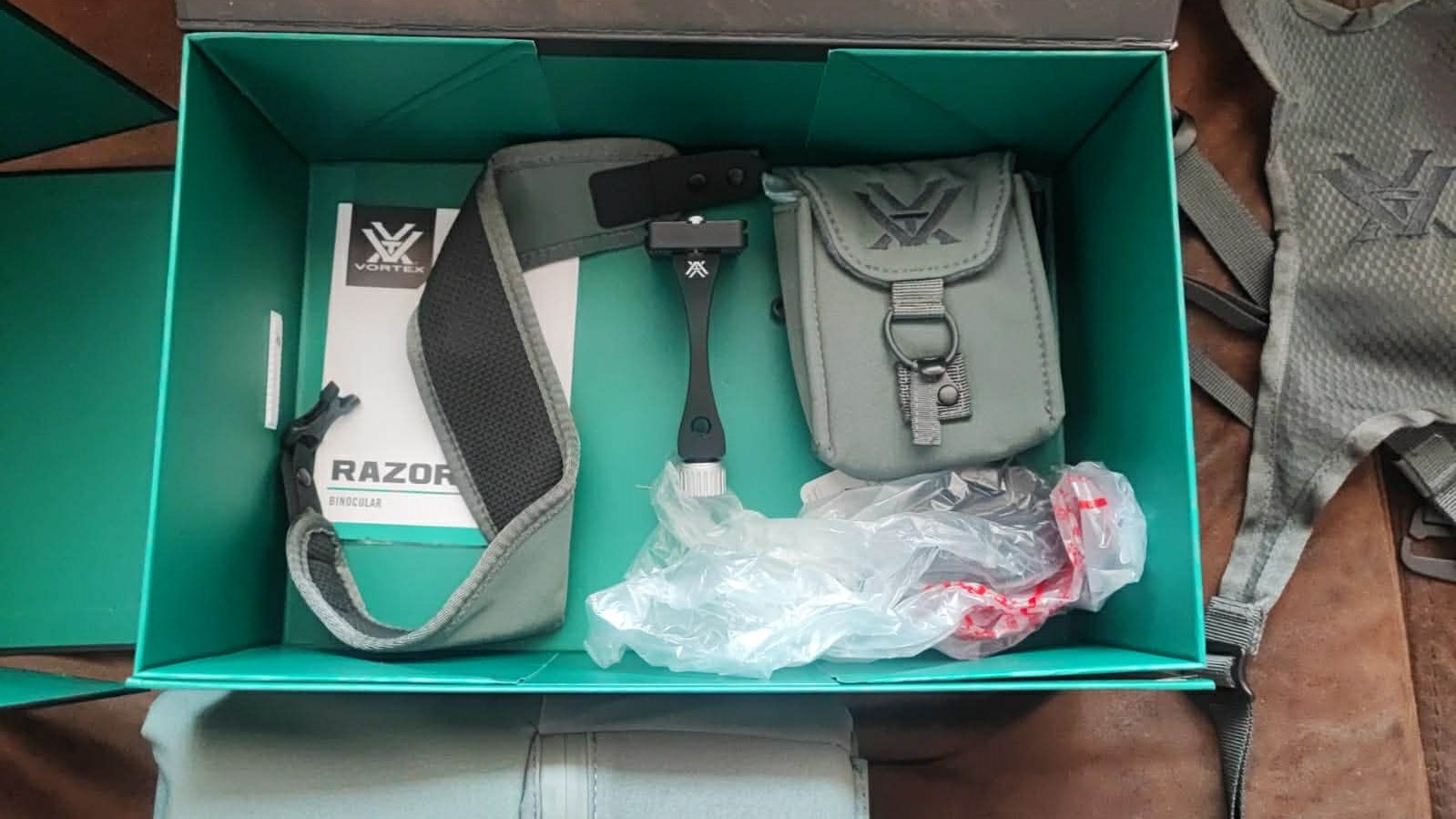 Vortex 12x50 Razor UHD Binocular - Image 2